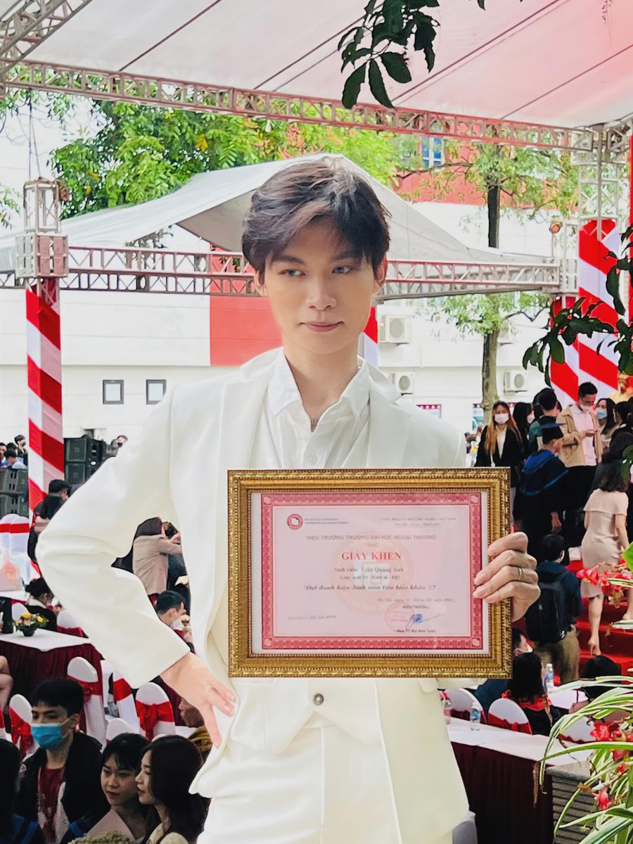 Quang Anh cầm tấm bằng khen sinh viên tiêu biểu khóa của trường. Quang Anh cầm tấm bằng khen sinh viên tiêu biểu khóa của trường.