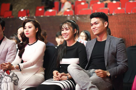 Lê Phương tay trong tay người yêu, từ chối trả lời tin đồn mang thai - Ảnh 5 Le Phuong tay trong tay nguoi yeu, tu choi tra loi tin don mang thai - Anh 5