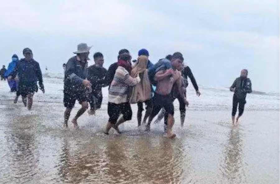 Hà Tĩnh: Đốt lửa trên biển sưởi ấm 14 ngư dân gặp nạn