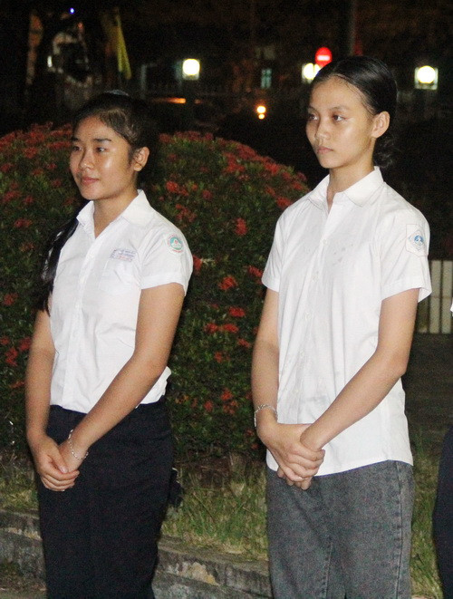 Trần Nguyễn Thanh Dung (bên phải) cùng các bạn - nghiêng mình trước anh linh các anh hùng liệt sỹ và hứa sẽ cố gắng, phấn đấu trong học tập