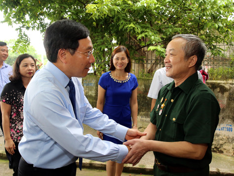 Phó Thủ tướng đến thăm ông Hoàng Xuân Bảo, thương binh 1/4,phường Đông Hương, TP. Thanh Hóa. Ảnh: VGP Phó Thủ tướng đến thăm ông Hoàng Xuân Bảo, thương binh 1/4,phường Đông Hương, TP. Thanh Hóa. Ảnh: VGP