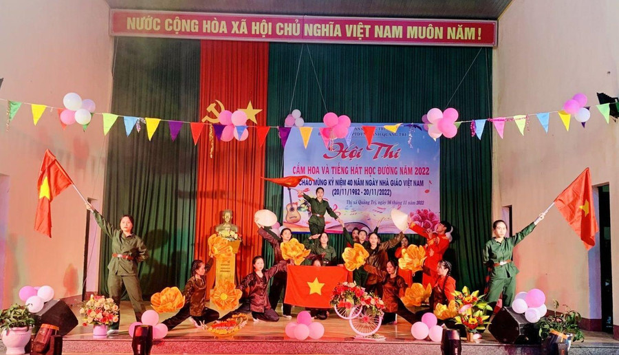 Học sinh tham gia diễn văn nghệ chào mừng Kỷ niệm 40 năm ngày Nhà giáo Việt Nam. Học sinh tham gia diễn văn nghệ chào mừng Kỷ niệm 40 năm ngày Nhà giáo Việt Nam.