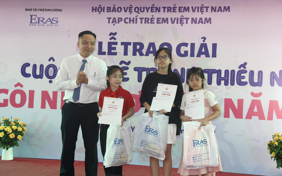 Ông Nguyễn Mạnh Huy – Tổng biên tập Tạp chí Trẻ em Việt Nam trao giải cho các em được yêu thích.