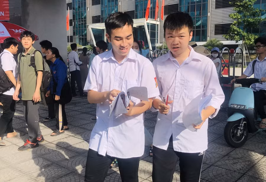 Thí sinh tại điểm thi Trường THPT Hồng Quang (TP Hải Dương). Thí sinh tại điểm thi Trường THPT Hồng Quang (TP Hải Dương).