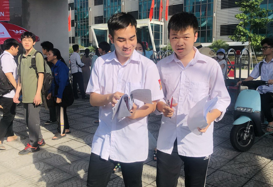 Thí sinh tại điểm thi Trường THPT Hồng Quang (TP Hải Dương).