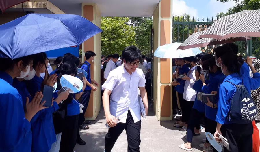 Thí sinh dự thi tại điểm thi Trường THPT Tứ Kỳ.