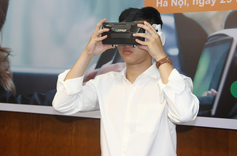 Sinh viên trải nghiệm về tác động của rượu bia đối với hiệu năng lái xe thông qua thiết bị điện tử.