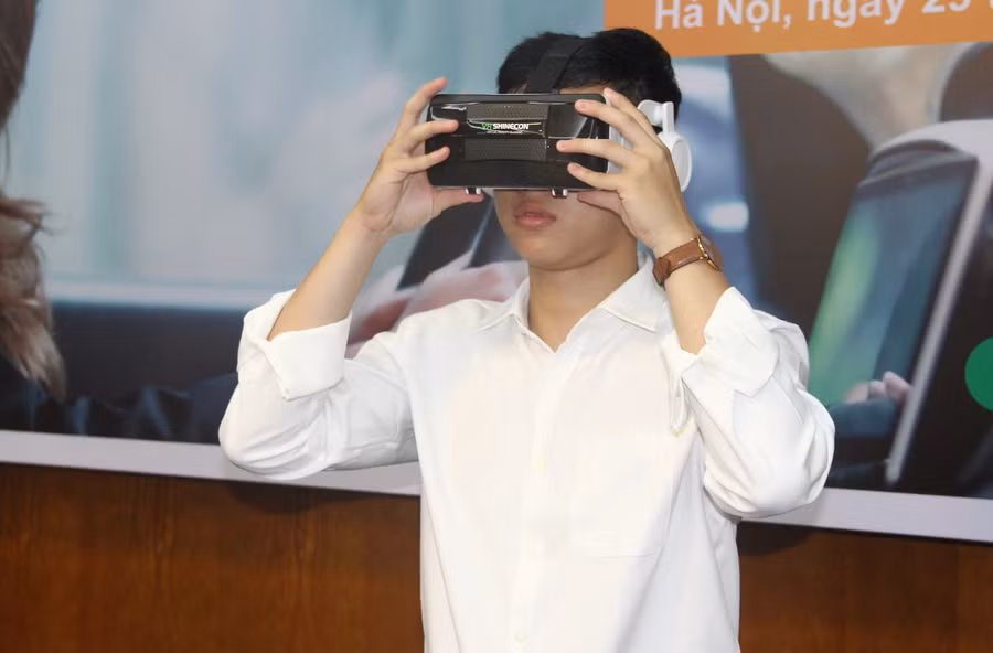 Sinh viên trải nghiệm về tác động của rượu bia đối với hiệu năng lái xe thông qua thiết bị điện tử.