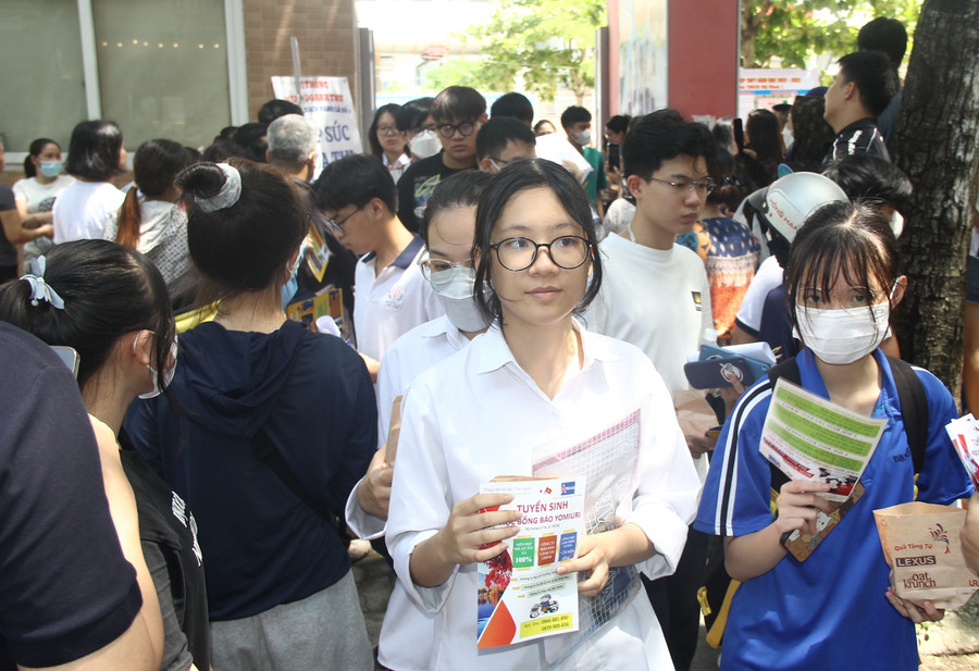 Các thí sinh hoàn thành bài thi tổ hợp sáng 29/6. Các thí sinh hoàn thành bài thi tổ hợp sáng 29/6.