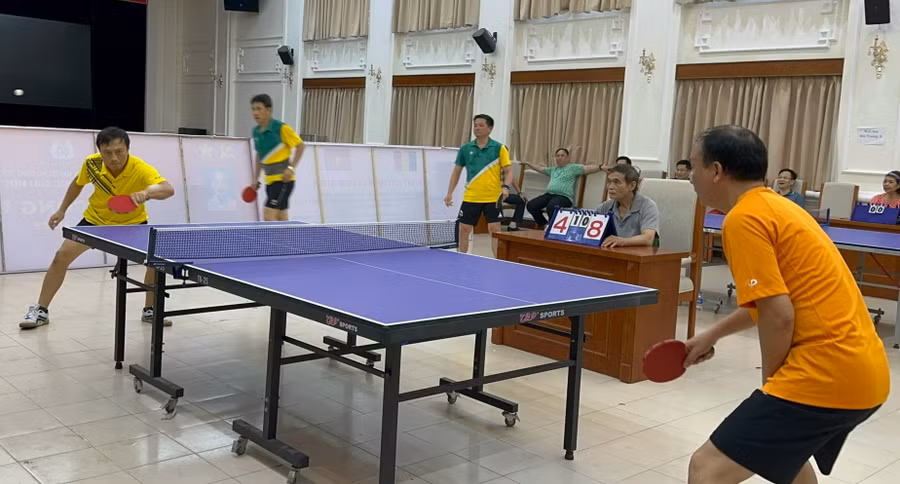 Các vận động viên thi đấu môn bóng bàn.