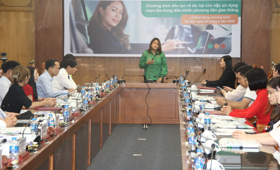 Toàn cảnh Lễ khởi động, ký kết Biên bản ghi nhớ chương trình đào tạo về tác hại sử dụng rượu bia khi điều khiển phương tiện giao thông.