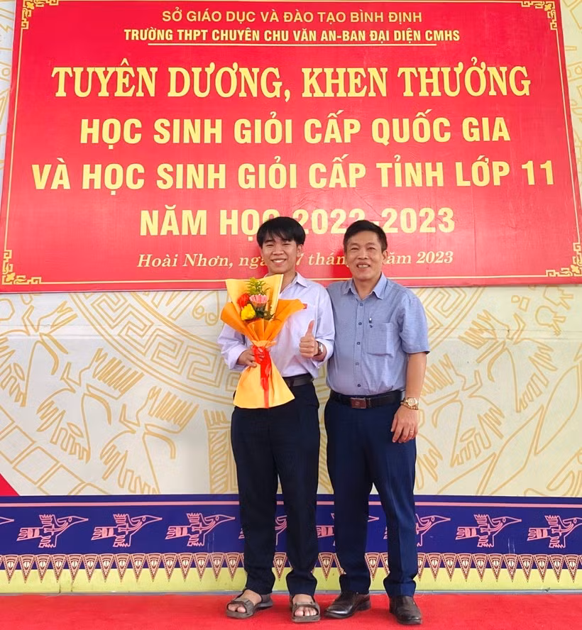 Thầy Bùi Hữu Tuấn và em Nguyễn Thế Phong giải Nhì học sinh giỏi quốc gia môn Sinh học.