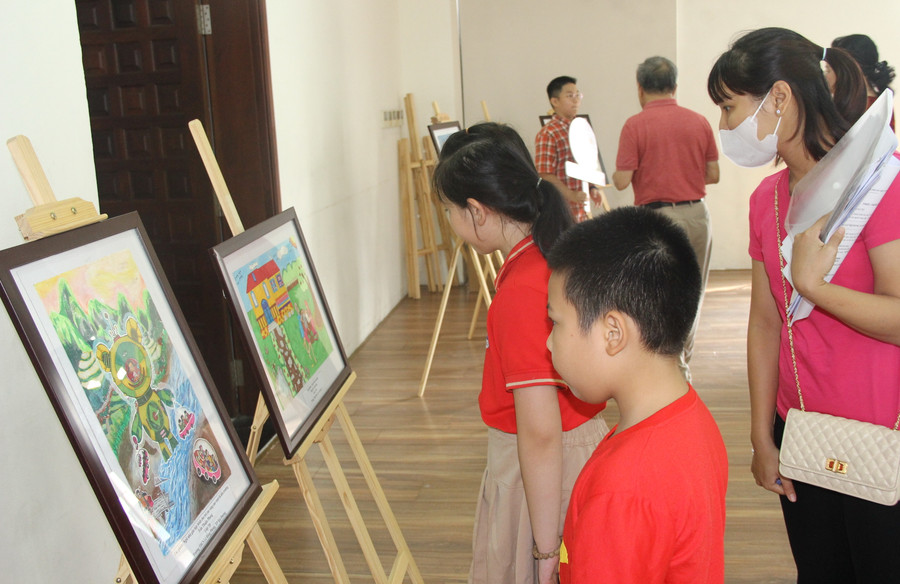 Sự kiện thu hút đông đảo học sinh và phụ huynh tham gia.