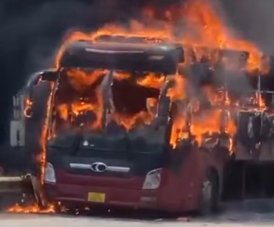 Xe khách cháy dữ dội trên đèo Lò Xo.