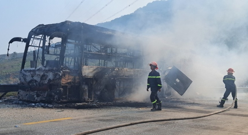 Lực lượng chức năng hỗ trợ dập lửa. Lực lượng chức năng hỗ trợ dập lửa.