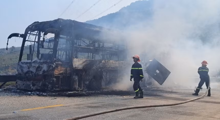 Lực lượng chức năng hỗ trợ dập lửa.