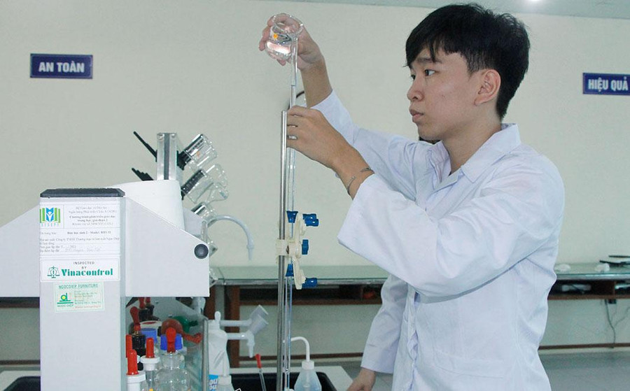 Yêu thích môn Hóa học và những điều mới mẻ dẫn dắt Minh đến với Huy chương Vàng Olympic Hóa học Yêu thích môn Hóa học và những điều mới mẻ dẫn dắt Minh đến với Huy chương Vàng Olympic Hóa học