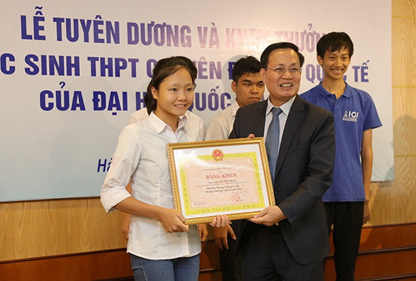 GS Nguyễn Hữu Đức trao bằng khen cho học sinh chuyên đoạt giải quốc tế GS Nguyễn Hữu Đức trao bằng khen cho học sinh chuyên đoạt giải quốc tế