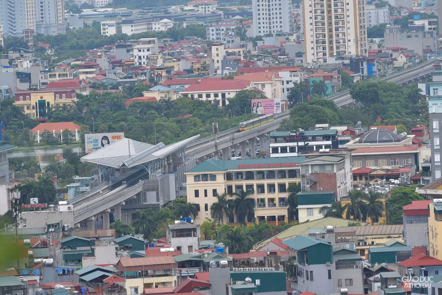 Khoảng 10h30 đoàn tàu bắt đầu được kiểm tra hệ thống vận hành và bắt đầu chạy thử. Thời gian chạy từ khu Depot Nhổn đến ga S8 khoảng 15 phút.