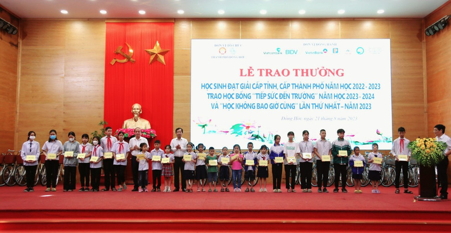 Lãnh đạo các đơn vị trao thưởng cho học sinh. Lãnh đạo các đơn vị trao thưởng cho học sinh.
