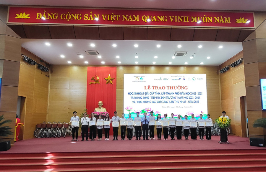 Lãnh đạo TP Đồng Hới trao học bổng đến các em học sinh. Lãnh đạo TP Đồng Hới trao học bổng đến các em học sinh.