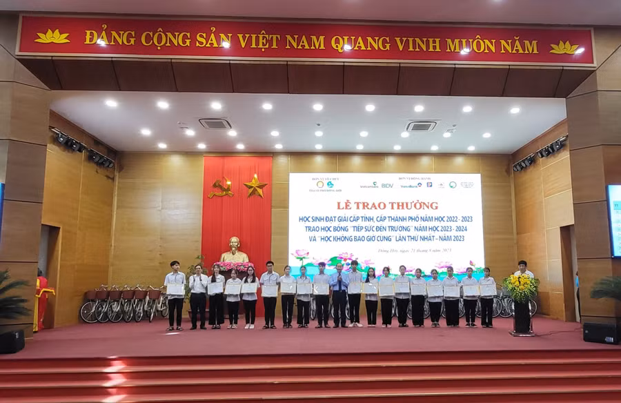 Lãnh đạo TP Đồng Hới trao học bổng đến các em học sinh.
