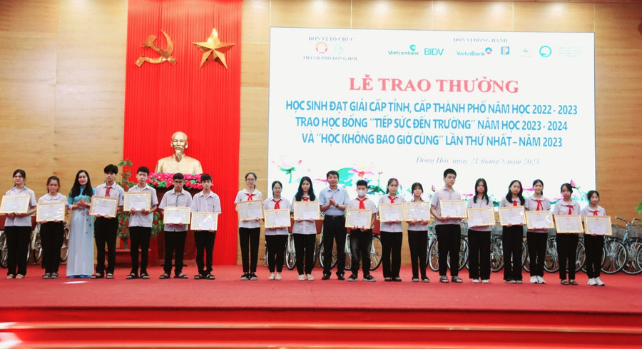 Nhiều học sinh được nhận học bổng dịp đầu năm học mới. Nhiều học sinh được nhận học bổng dịp đầu năm học mới.