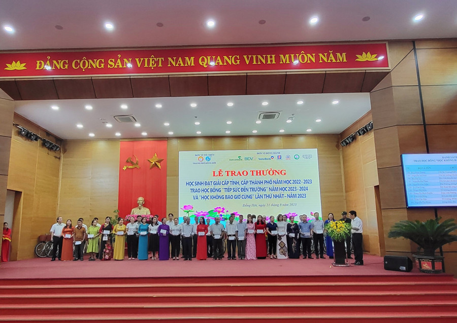 Trao học bổng "Học không bao giờ cùng". Trao học bổng "Học không bao giờ cùng".