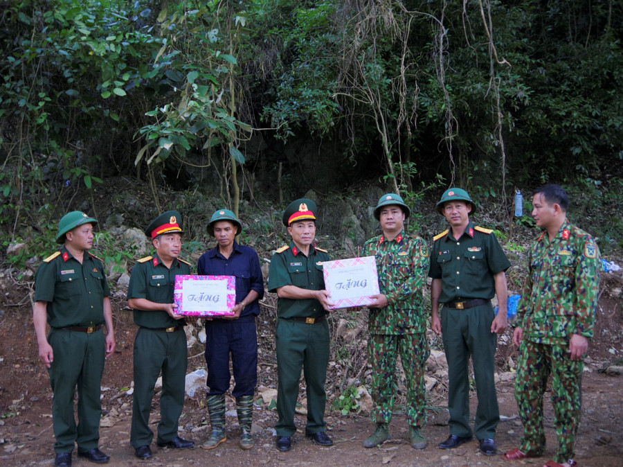 Tặng quà, động viên các thành viên trong đội tìm kiếm hài cốt liệt sĩ. (Ảnh: Duy Đông) Tặng quà, động viên các thành viên trong đội tìm kiếm hài cốt liệt sĩ. (Ảnh: Duy Đông)