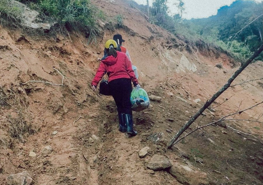 Giáo viên Trường PTDTBT Tiểu học - THCS xã Mường Hoong trên hành trình dạy chữ cho học trò mỗi khi mưa, bão gây sạt lở. Giáo viên Trường PTDTBT Tiểu học - THCS xã Mường Hoong trên hành trình dạy chữ cho học trò mỗi khi mưa, bão gây sạt lở.