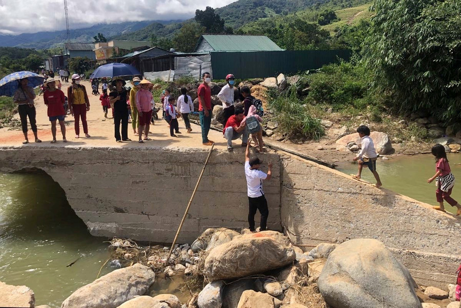 Cây cầu bị bão lũ cuốn trôi vào năm 2021, giáo viên Trường PTDTBT Tiểu học - THCS xã Mường Hoong túc trực bế học sinh qua suối. Cây cầu bị bão lũ cuốn trôi vào năm 2021, giáo viên Trường PTDTBT Tiểu học - THCS xã Mường Hoong túc trực bế học sinh qua suối.