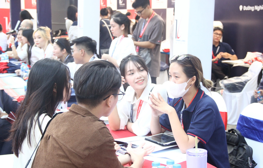 Thí sinh tham dự ngày hội tư vấn lựa chọn nguyện vọng xét tuyển năm 20223.