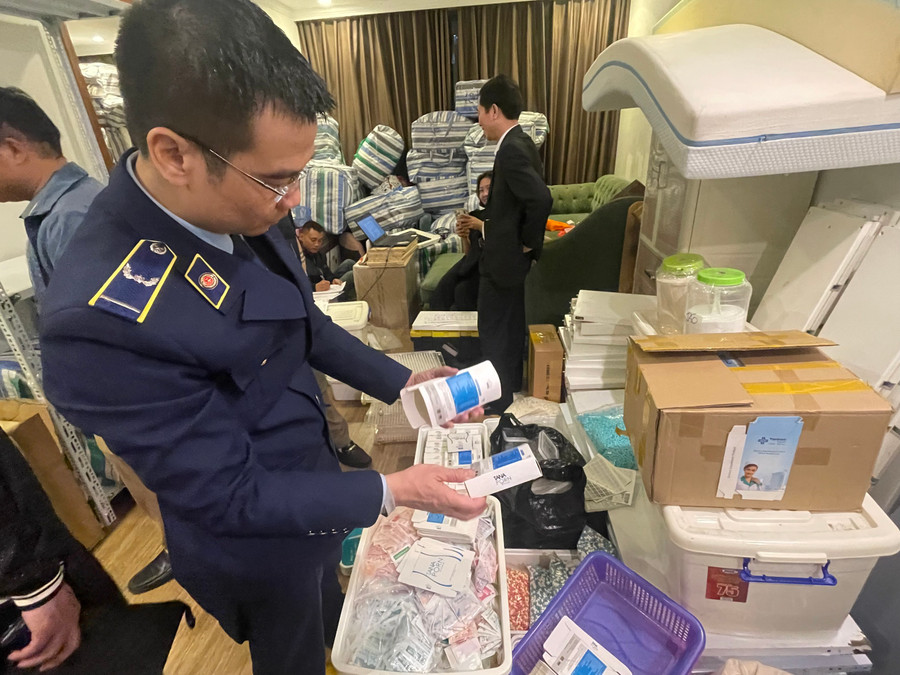 Lực lượng chức năng đang kiểm tra hàng hóa. Lực lượng chức năng đang kiểm tra hàng hóa.