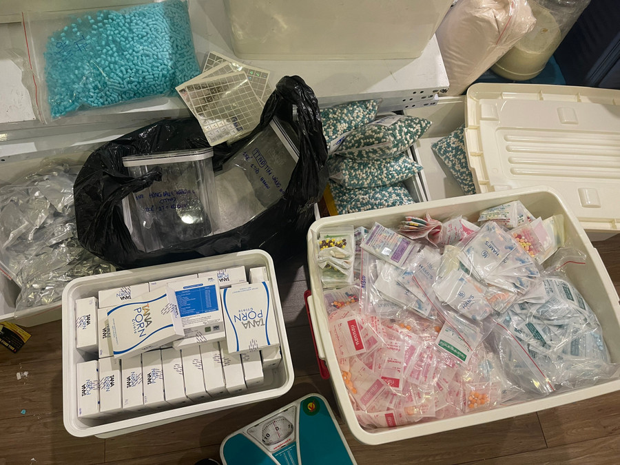 Khai nhận ban đầu, đối tượng cho biết đây là các loại thuốc về lợi tiểu và liên quan đến đường tiêu hóa. Khai nhận ban đầu, đối tượng cho biết đây là các loại thuốc về lợi tiểu và liên quan đến đường tiêu hóa.