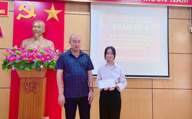 Ông Bùi Xuân Hùng - Tổng Giám đốc Công ty Thanh Tùng 2 trao quà cho nữ thủ khoa Trường THPT Phan Đình Phùng mồ côi mẹ, có hoàn cảnh khó khăn. Ông Bùi Xuân Hùng - Tổng Giám đốc Công ty Thanh Tùng 2 trao quà cho nữ thủ khoa Trường THPT Phan Đình Phùng mồ côi mẹ, có hoàn cảnh khó khăn.