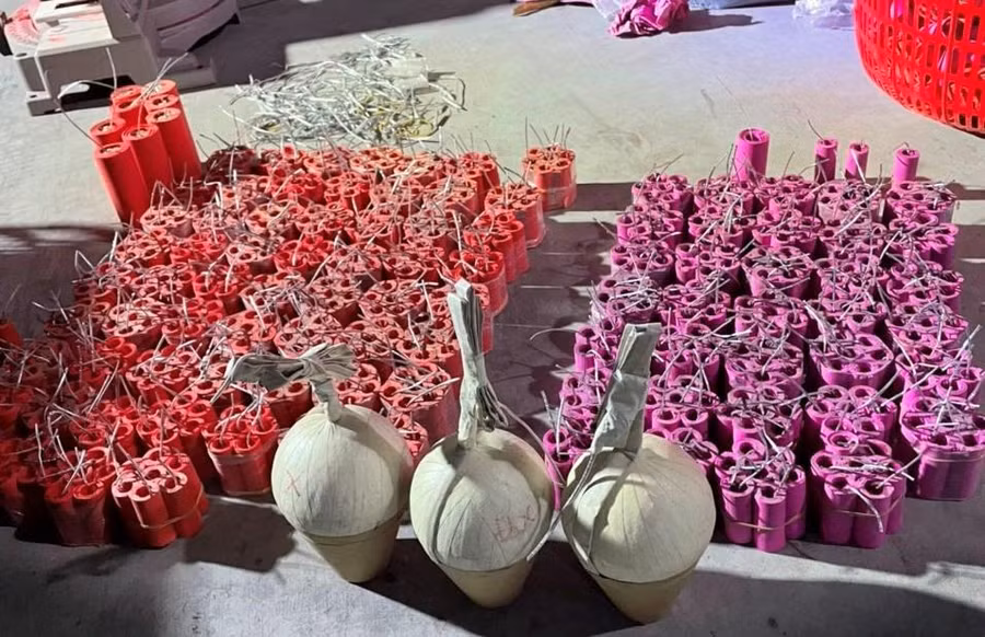 Tang vật cơ quan Công an huyện Tiên Lãng (Hải Phòng) thu giữ của các đối tượng sản xuất pháo nổ.