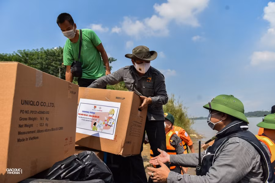 Trong bất cứ thời điểm nào, bằng tất cả tình yêu thương và trách nhiệm của mình - tổ chức Đoàn Thanh niên - Hội LHTN - Hội Sinh viên - Hội đồng đội thành phố Hà Nội và tổ chức - Đoàn - Hội - Đội toàn Thành phố đã luôn theo sát, có nhiều hoạt động ý nghĩa chăm lo cho các em thiếu nhi trên khắp địa bàn Thủ đô.