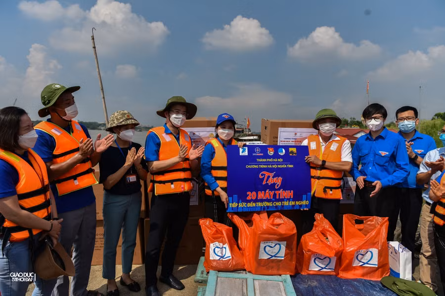 Chỉ trong một tuần cận kề Tết Trung thu, tổng đã có 2.915 suất quà “Trung thu trao em” được Thành đoàn - Hội LHTN - Hội Sinh viên - Hội đồng Đội thành phố Hà Nội trao tặng cho các em nhỏ.