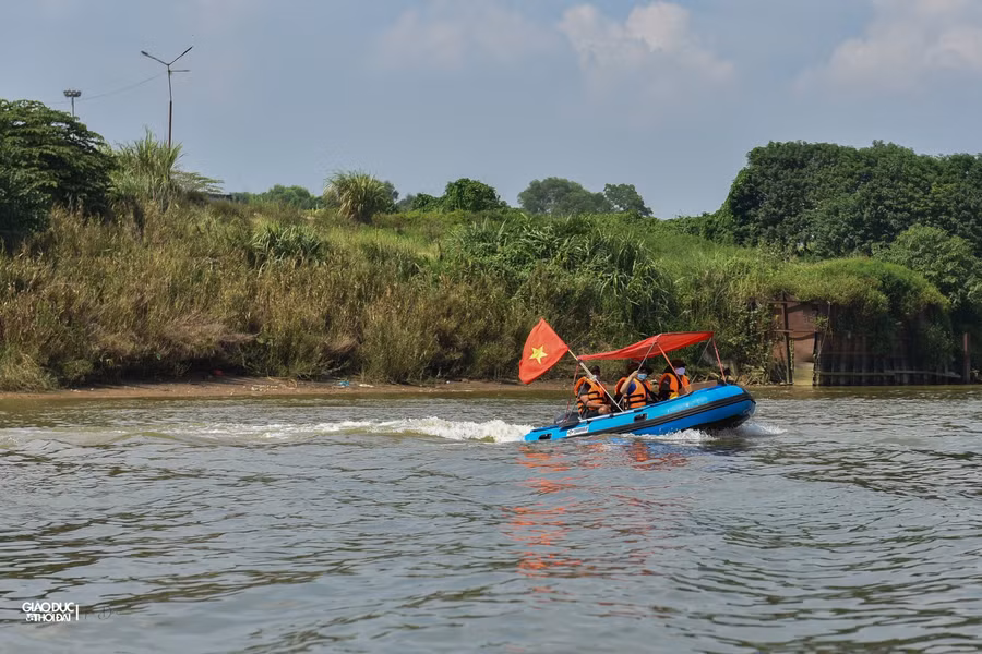 Bên cạnh đó, 20 xuồng hơi thuộc Đội Xuồng hơi Phản ứng nhanh PVC xuất phát từ Bến đò Khuyến Lương, phường Trần Phú, quận Hoàng Mai (Hà Nội).