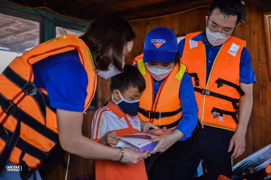 Quà Trung thu năm nay, ngoài bánh Trung thu hay những chiếc đèn lồng, đèn ông sao, còn có những chiếc máy tính bảng được trao tặng để các bạn nhỏ học online
