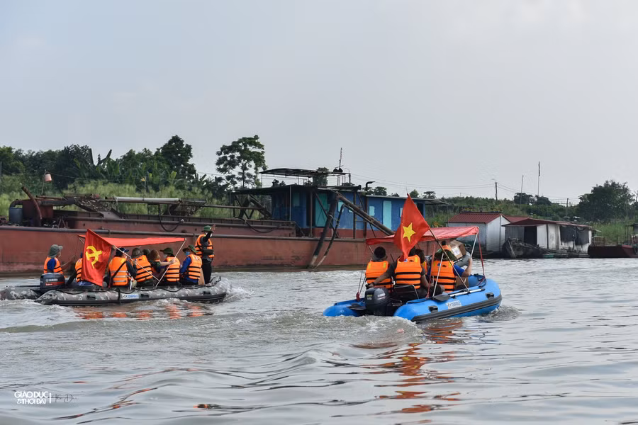 50 “Túi an sinh - Hà Nội nghĩa tình” trị giá 15 triệu đồng (mỗi suất gồm thực phẩm, quà Trung thu) đến tận tay các hộ gia đình có con nhỏ đang sinh sống tại làng chài ven sông Hồng, một số người dân nghèo làm nghề chài lưới trên sông, lấy thuyền, bè làm nhà.
