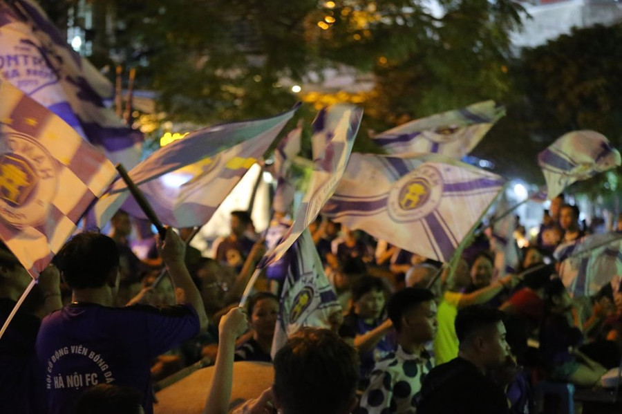 Trái ngược hoàn toàn với trong sân, do quyết định phạt của VFF nên CĐV không thể vào sân, thay vào đó họ tụ tập bên ngoài sân, theo dõi trận đấu qua màn hình.