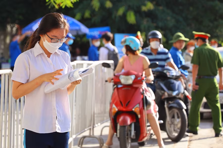 Nhiều thí sinh tranh thủ ôn lại kiến thức trước khi bước vào phòng thi.