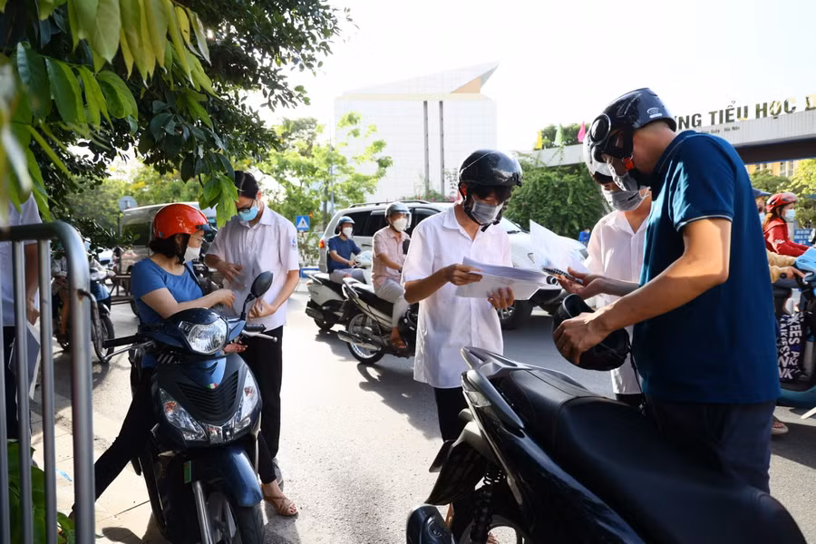 Sáng 18/6, gần 107 nghìn thí sinh bước vào môn thi đầu tiên trong kỳ tuyển sinh lớp 10 THPT.