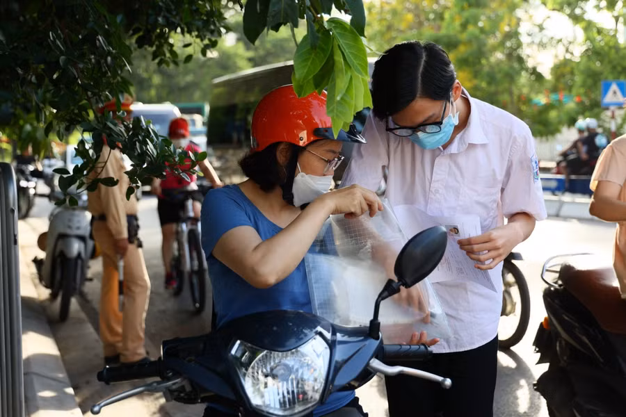 Thí sinh được gọi vào phòng thi lúc 7h. 8h bắt đầu làm bài môn Ngữ văn.