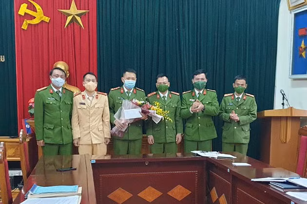 Lãnh đạo huyện Mộc Châu tặng hoa chúc mừng Ban chuyên án.