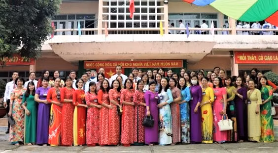 Tập thể CBQL, GV, NV Trường THPT Nguyễn Tất Thành (tỉnh Đắk Lắk) hiện nay.