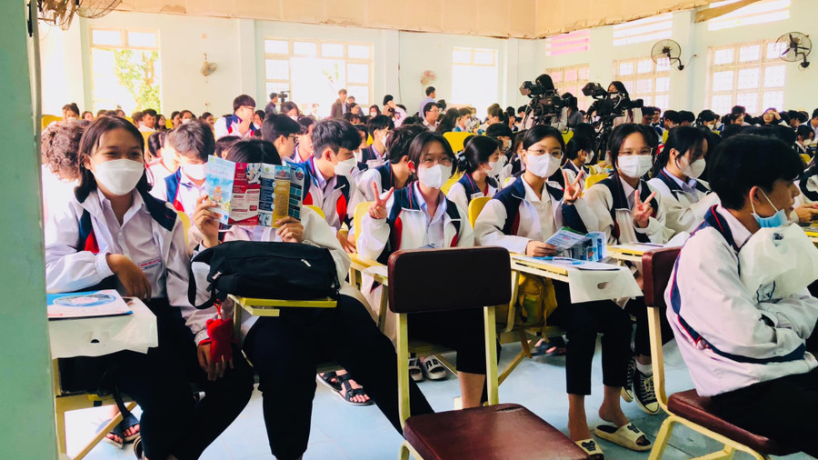 Học sinh tham gia tư vấn hướng nghiệp để chọn hướng đi phù hợp với bản thân.