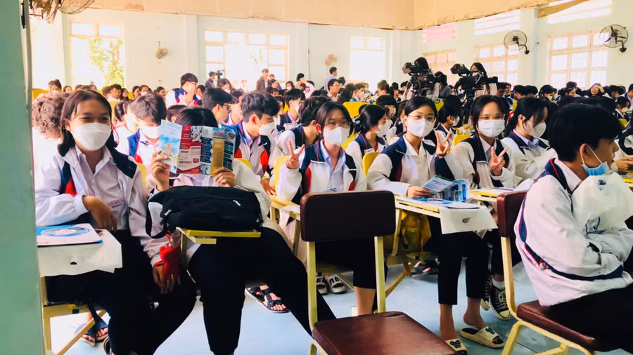 Học sinh tham gia tư vấn hướng nghiệp để chọn hướng đi phù hợp với bản thân.