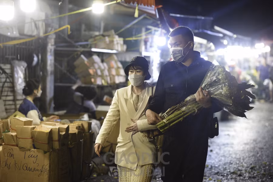 Đến hơn 1h sáng, không khí tại chợ hoa Quảng Bá vẫn vắng vẻ hơn mọi năm.